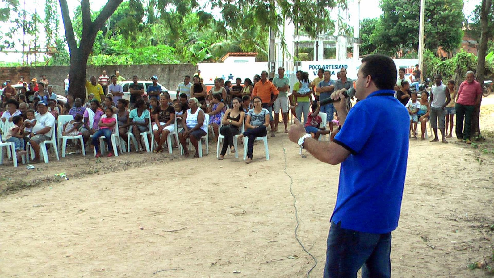 O prefeito de Buritirana Vagtônio Brandão, discusa para a população do município