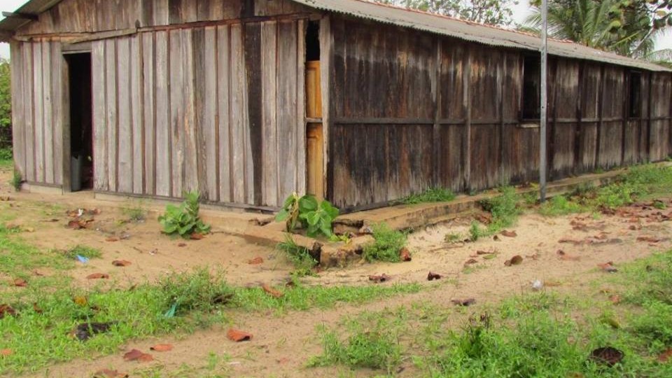 Em Raposa, única escola de povoado funciona em barracão de madeira