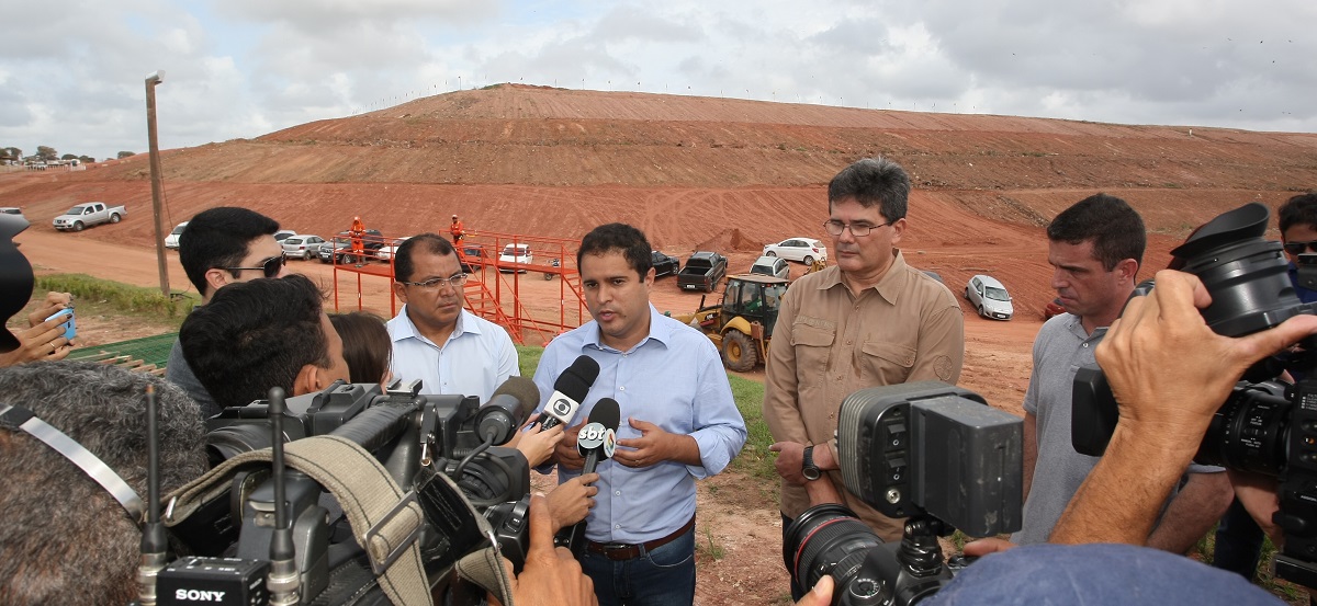 Após determinação da Justiça, Edivaldo anuncia fechamento do Aterro da Ribeira