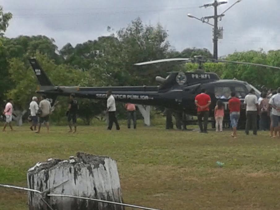 Flávio Dino utilizando o helicóptero do GTA em agenda oficial