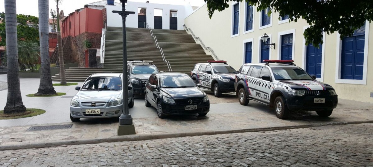 Em São Luís, Praça Nauro Machado vira estacionamento da Cúpula da PM-MA