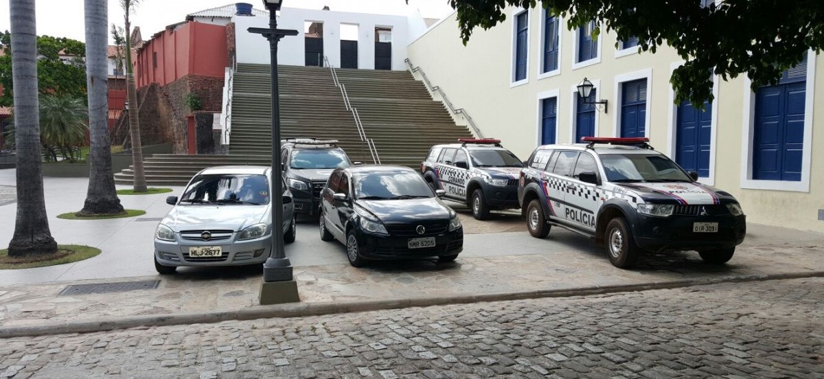 Em São Luís, Praça Nauro Machado vira estacionamento da Cúpula da PM