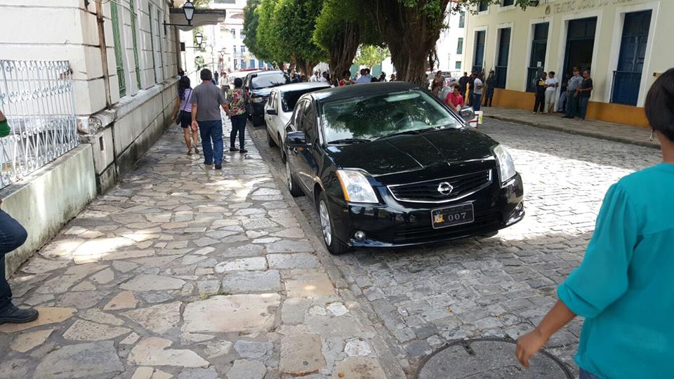 Carro oficial de agente 007 permaneceu tranquilo estacionado em frente à CMSL