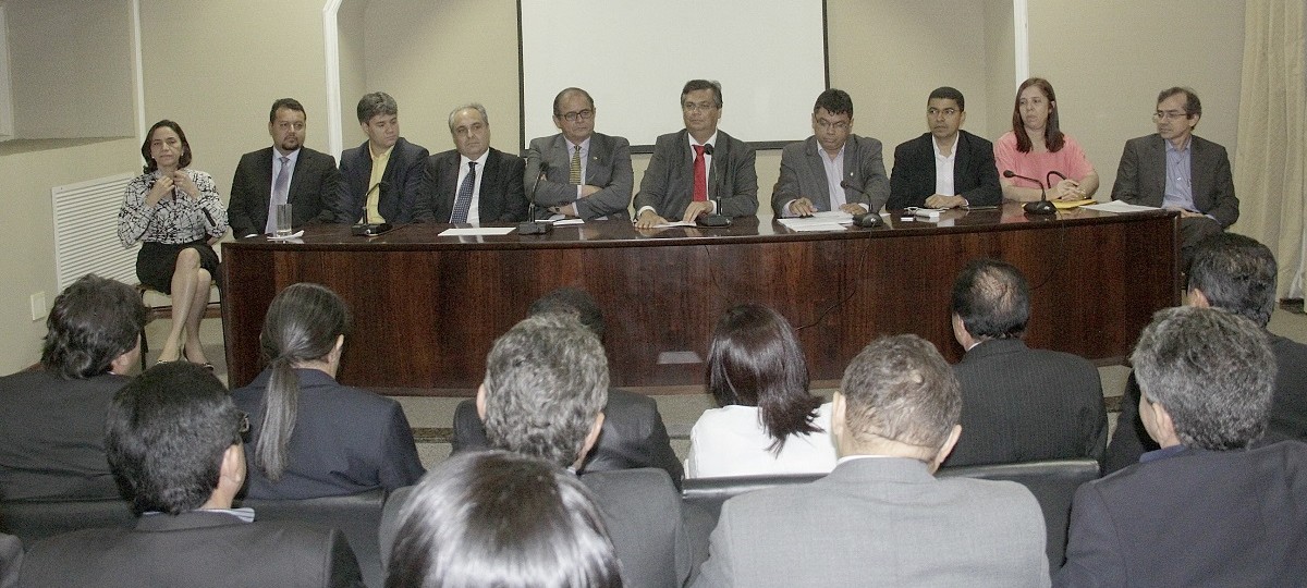 Flávio Dino coloca deputados em posição de inferioridade em reunião com bancada