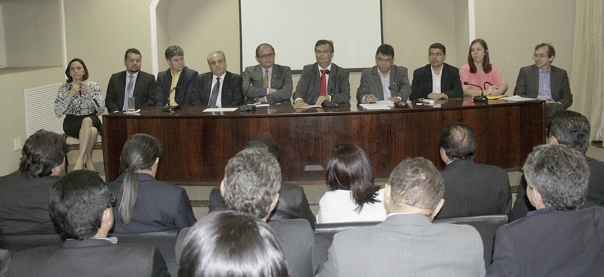 Governador Flávio Dino, Humberto Coutinho, e secretários de Estado em reunião muda com deputados estaduais do Maranhão