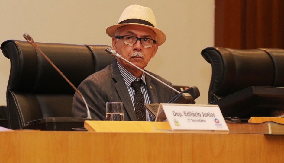 Fernando Furtado preside sessão da AL-MA após levar prêmio de ‘Racista do Ano’