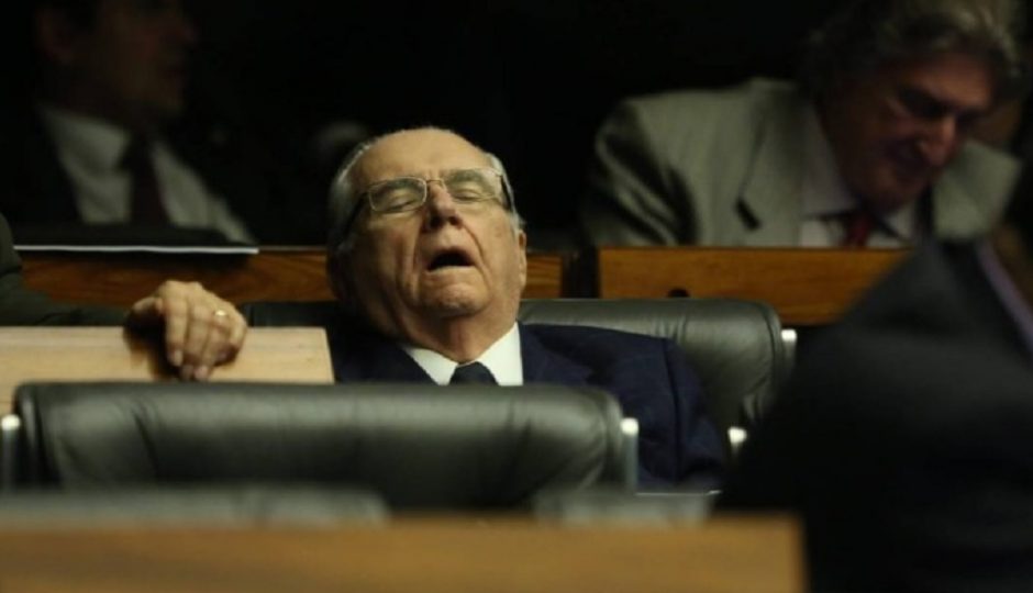 Castelo é flagrado dormindo de boca aberta em votação da meta fiscal