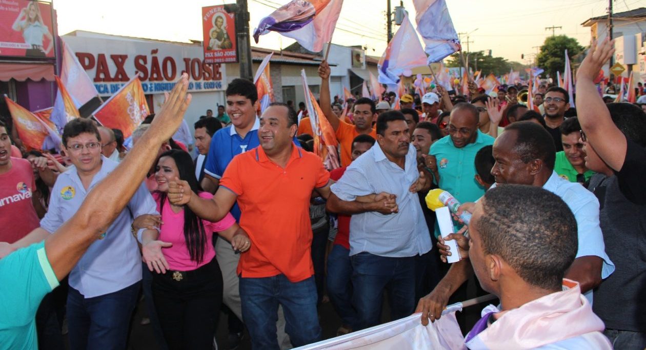 Roberto Costa arrasta multidão pelas ruas de Bacabal