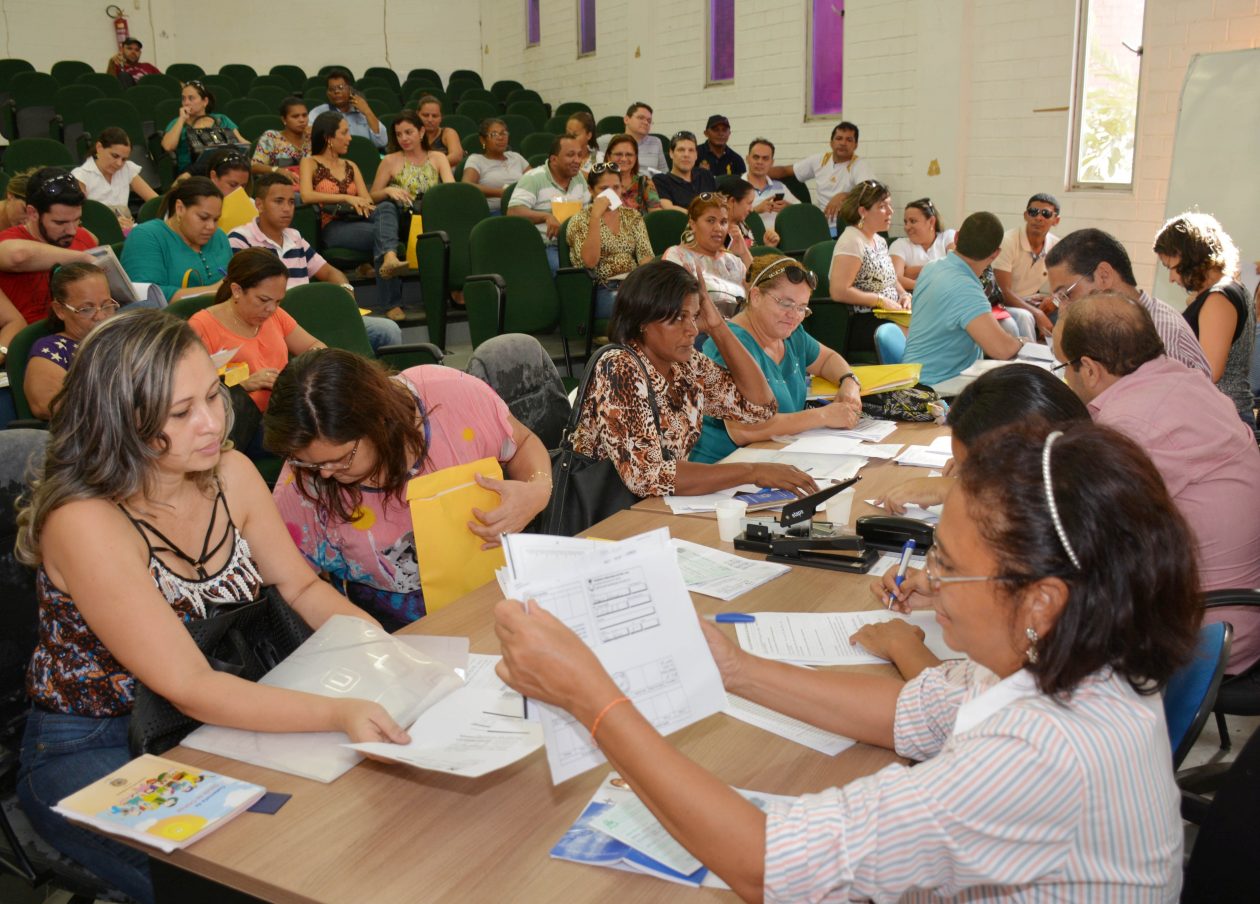 Aprovados entregando a documentação pré-admissional. Foto: Francisco Campos/SES