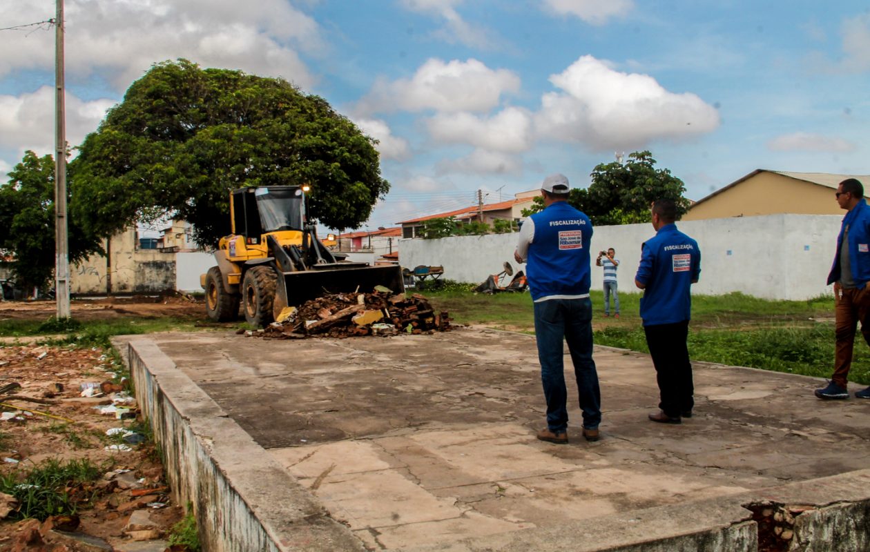Prefeitura de Ribamar faz retirada de construções irregulares em áreas públicas