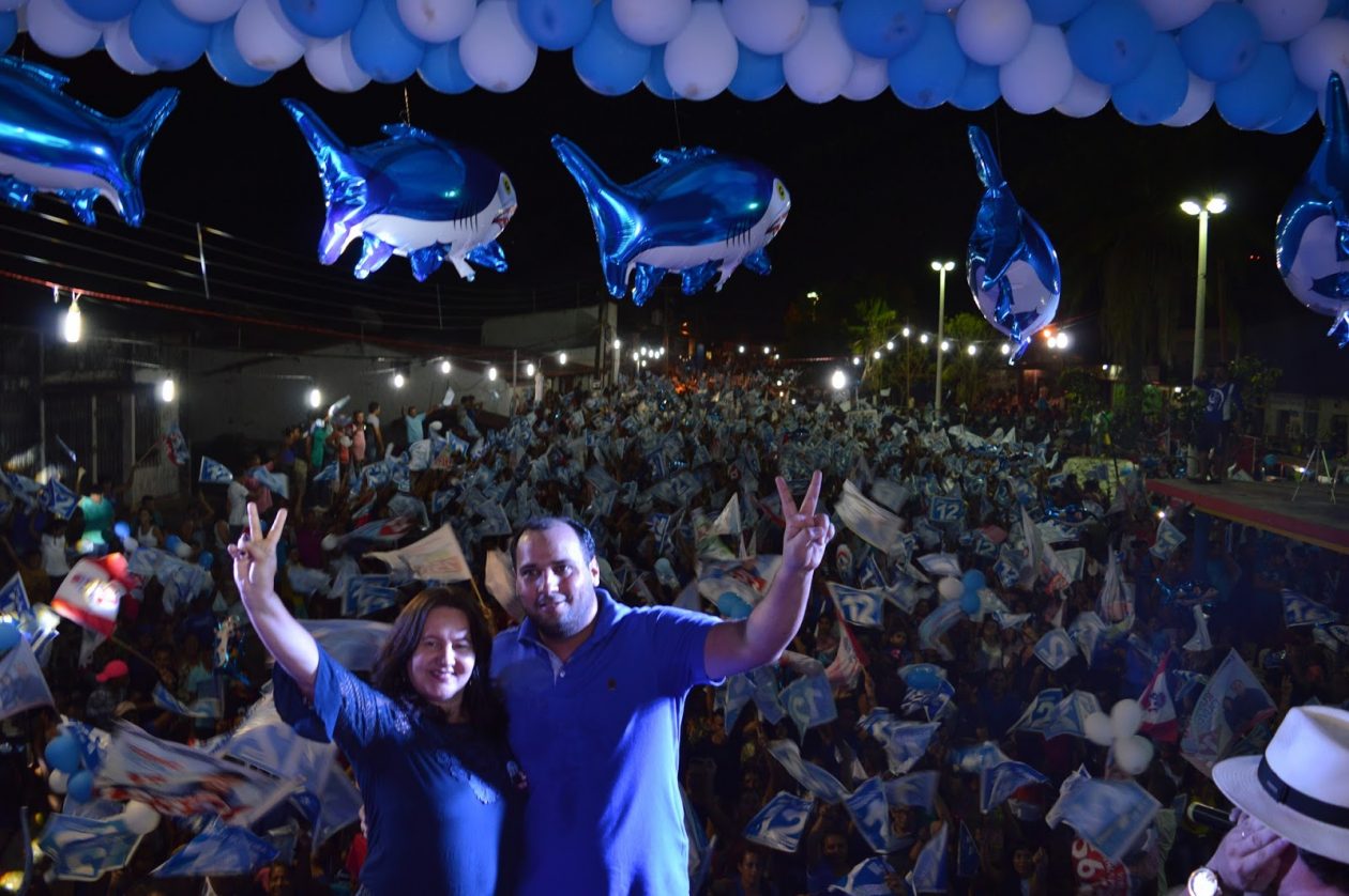 O prefeito e a vida-prefeita de Olho d'Água dos Cunhãs, respectivamente, Rodrigo Oliveira e Viliane Costa