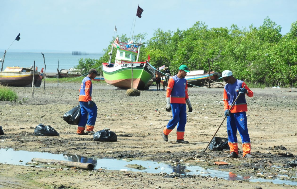 Prefeitura realiza ação de limpeza e educação ambiental em praia de Ribamar