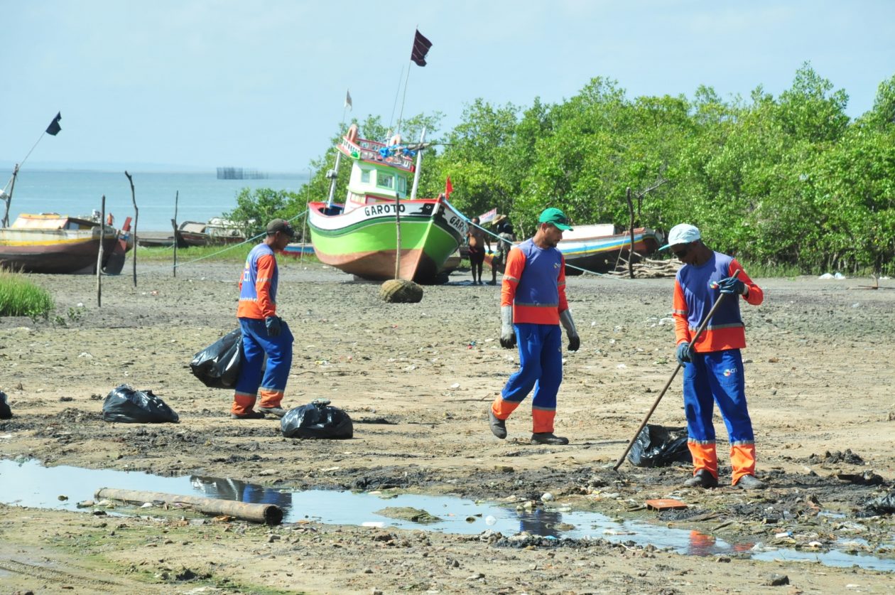 Agentes durante limpeza do lixo