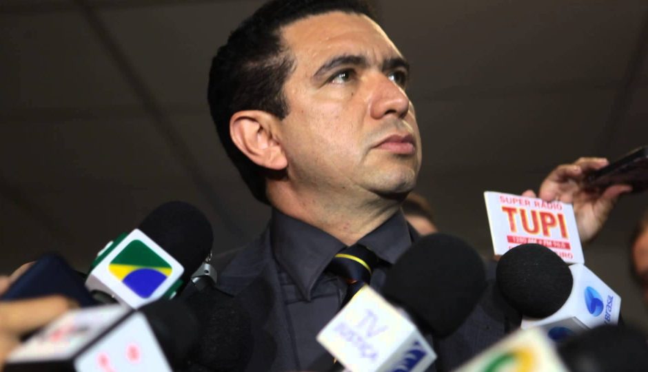 Douglas Martins se declara suspeito para julgar ação contra Flávio Dino