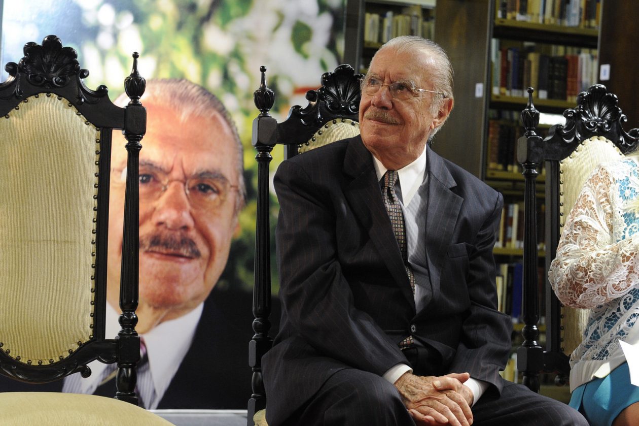 Lançamento do livro de autoria do jornalista Frota Neto, "As Batalhas na Guerra da Transição Brasileira", e a abertura da exposição "José Sarney, o Homem, o Político, o Escritor", de iniciativa da Coordenação Biblioteca Acadêmico Luiz Viana Filho, Senado Federal.