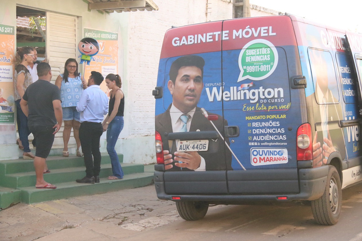 O deputado Wellington do Curso, durante atendimento no Gabinete Móvel pelo projeto Ouvindo o Maranhão