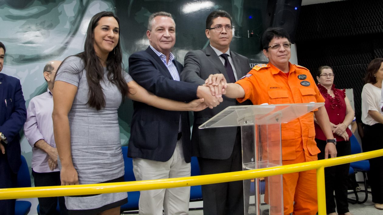 Prefeito Luis Fernando juntamente com aparato da Segurança Pública. Foto: Wanderson Silva