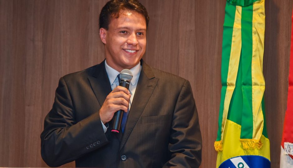 Felipe Camarão terceiriza copeiragem escolar por R$ 23,8 milhões