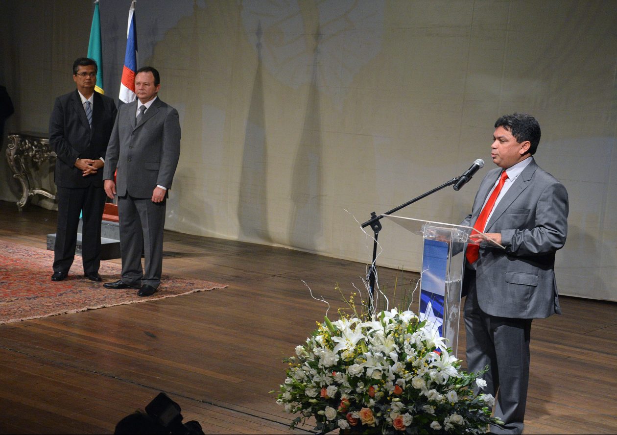 Márcio Jerry sendo admirado por Flávio Dino, durante discurso de posse. Foto: Karlos Geromy/OIMP/D.A.Press