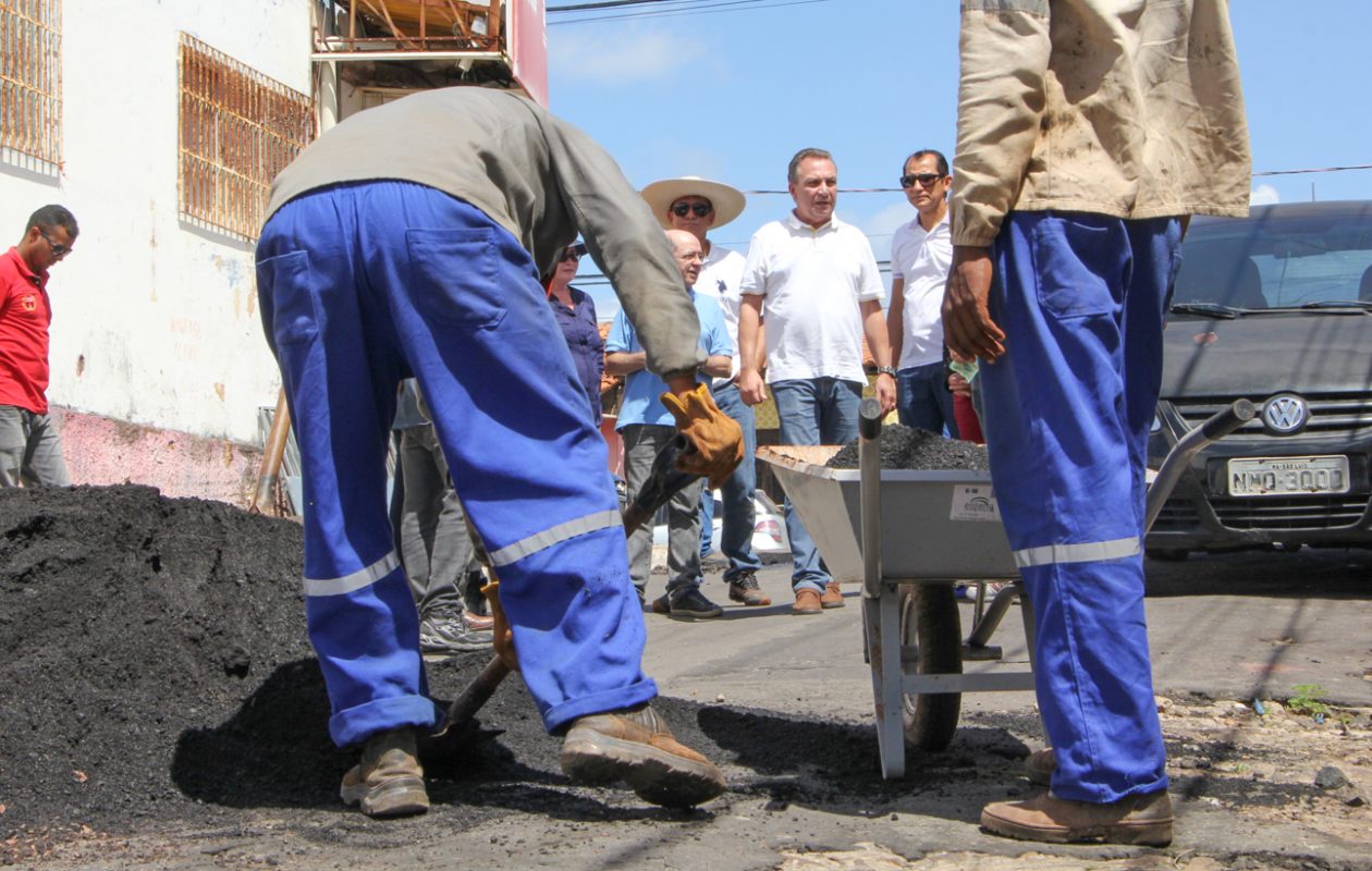 Luis Fernando acompanha recuperação de ruas em São José de Ribamar