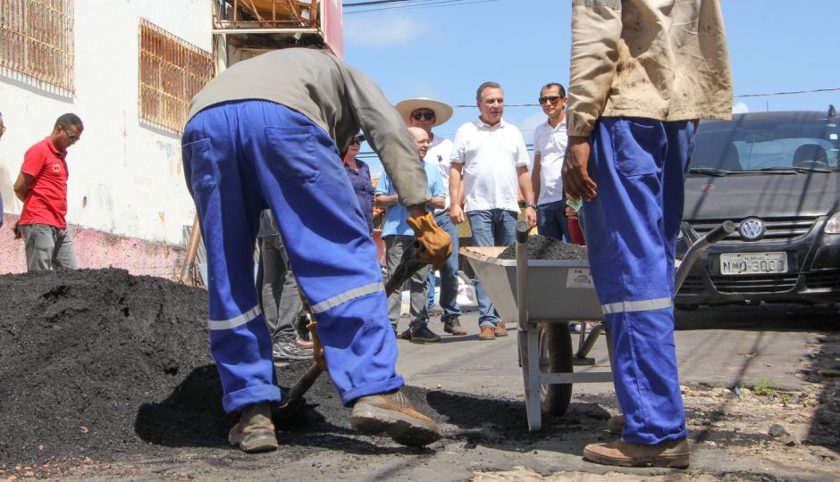Luis Fernando acompanha recuperação de ruas em São José de Ribamar