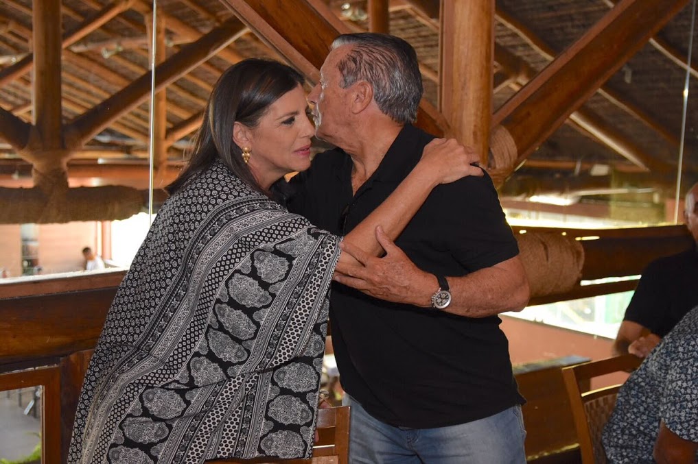 Zé Reinaldo surfa em encontro com Roseana após ser esnobado pelo Palácio