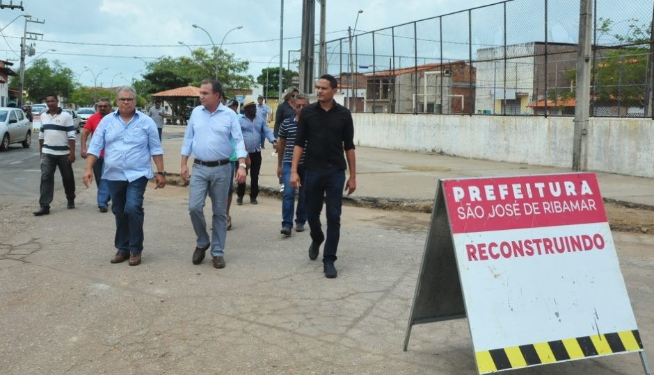 Luis Fernando visita bairros e fiscaliza execução de obras em Ribamar