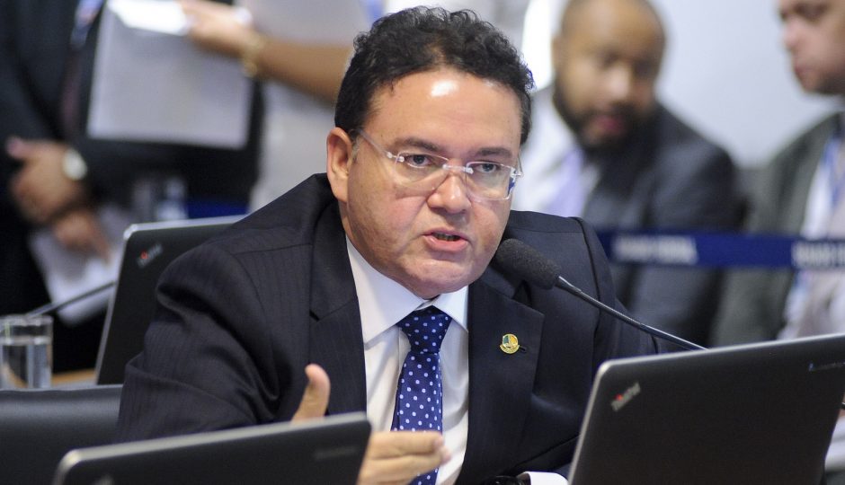 Roberto Rocha quer desconto maior para beneficiados com tarifa social