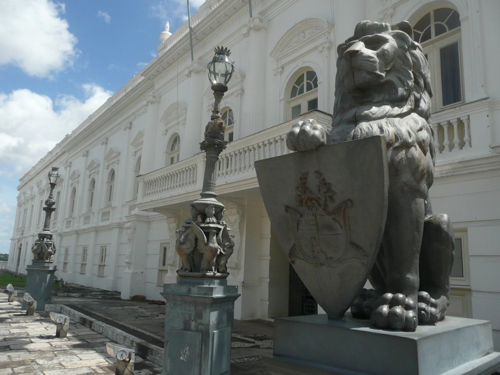 Deputados e senadores, mesmo de oposição, têm acesso livre no Palácio dos Leões sem prévio registro