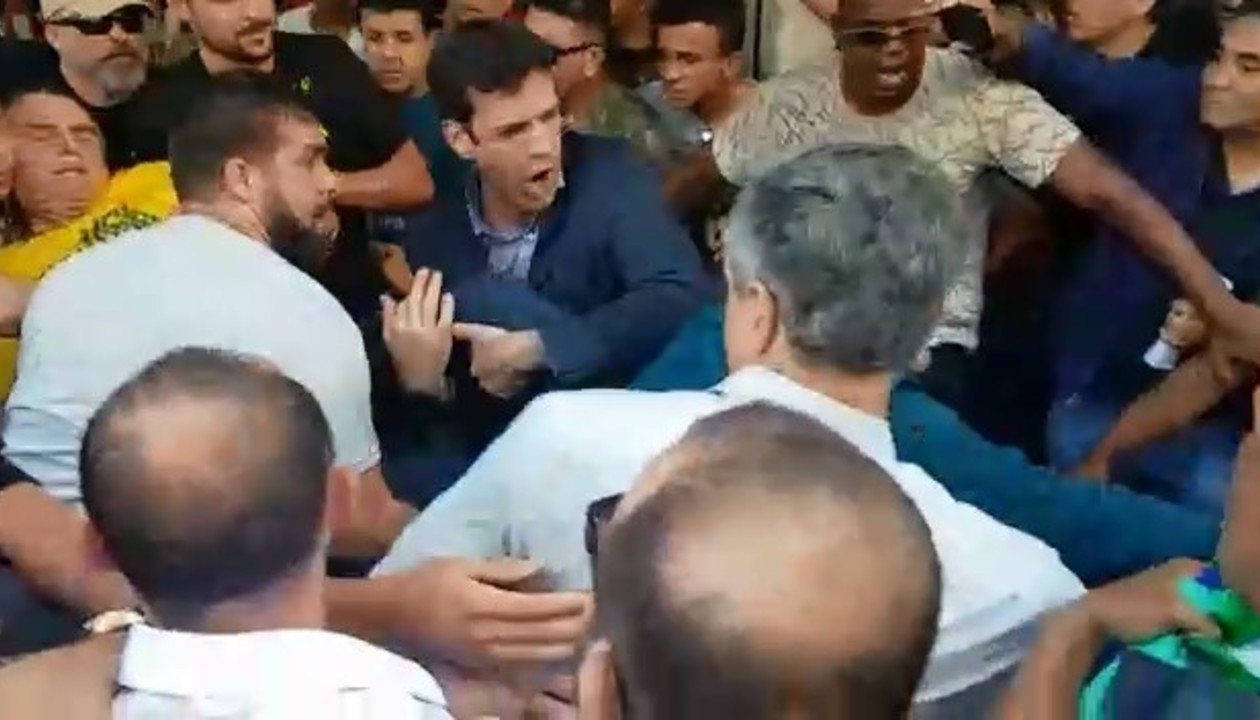 Bolsonaro é esfaqueado durante ato de campanha em MG