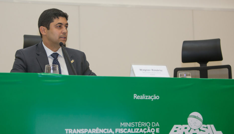 Bolsonaro anuncia que vai manter Wagner Rosário como ministro da CGU