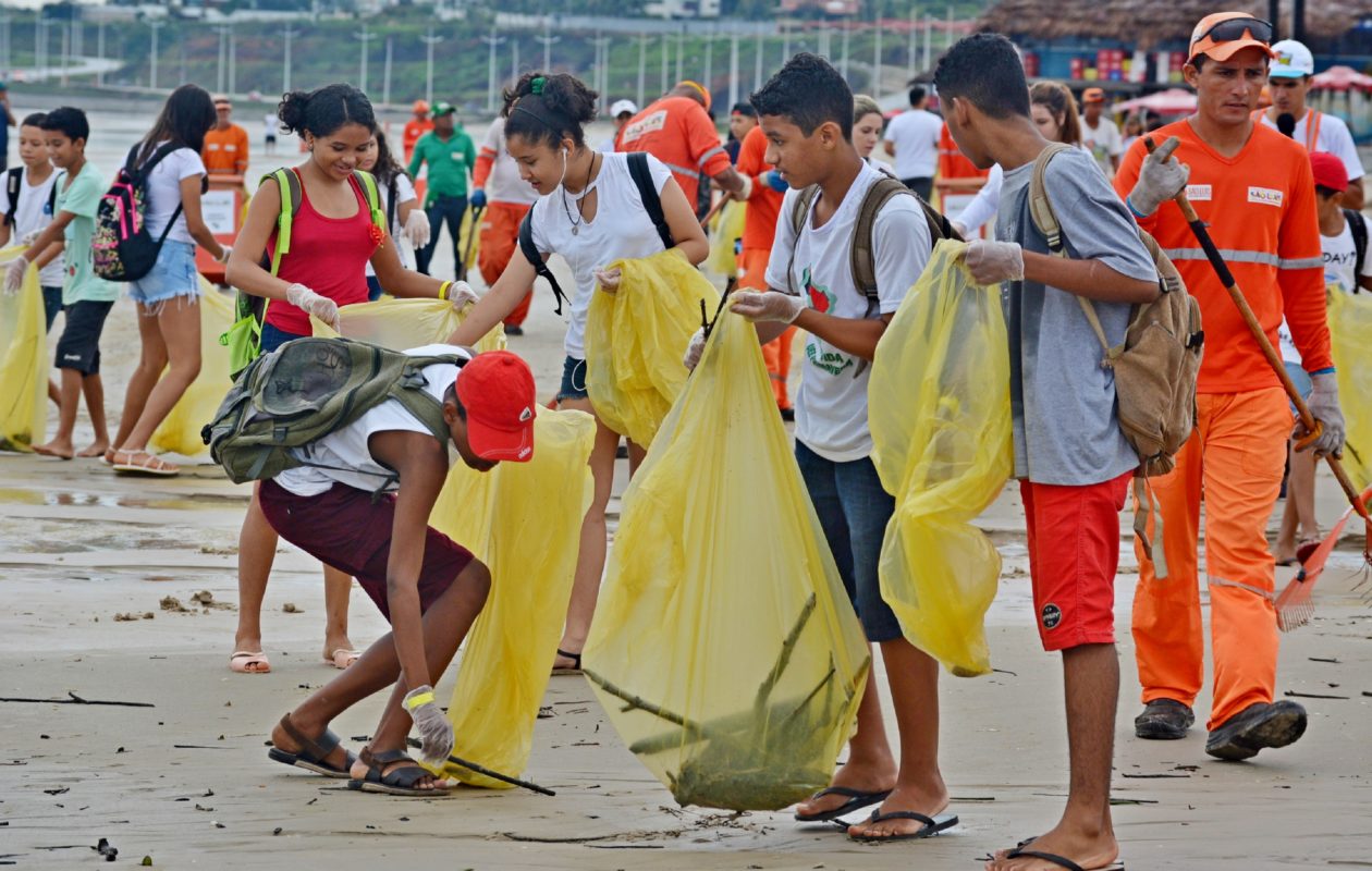 Prefeitura recolhe 37 toneladas de resíduos descartados irregularmente em praias