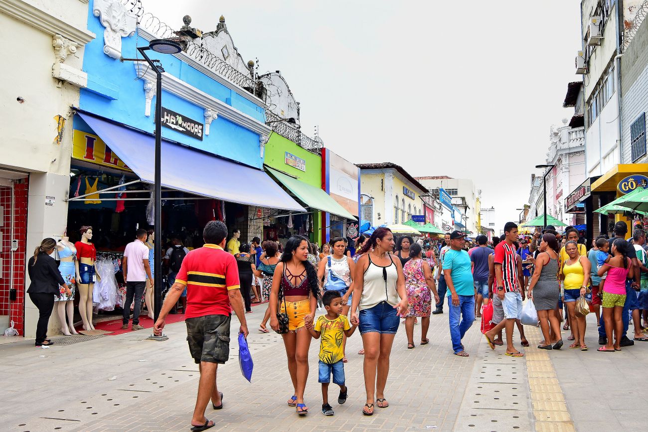 Feira improvisada em canteiro central gera impasse; prefeitura