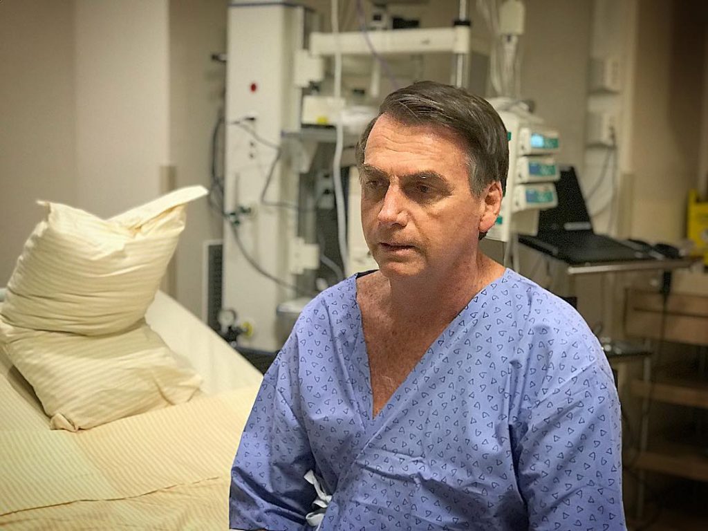 Bolsonaro tem febre e tomografia revela pneumonia, diz boletim médico