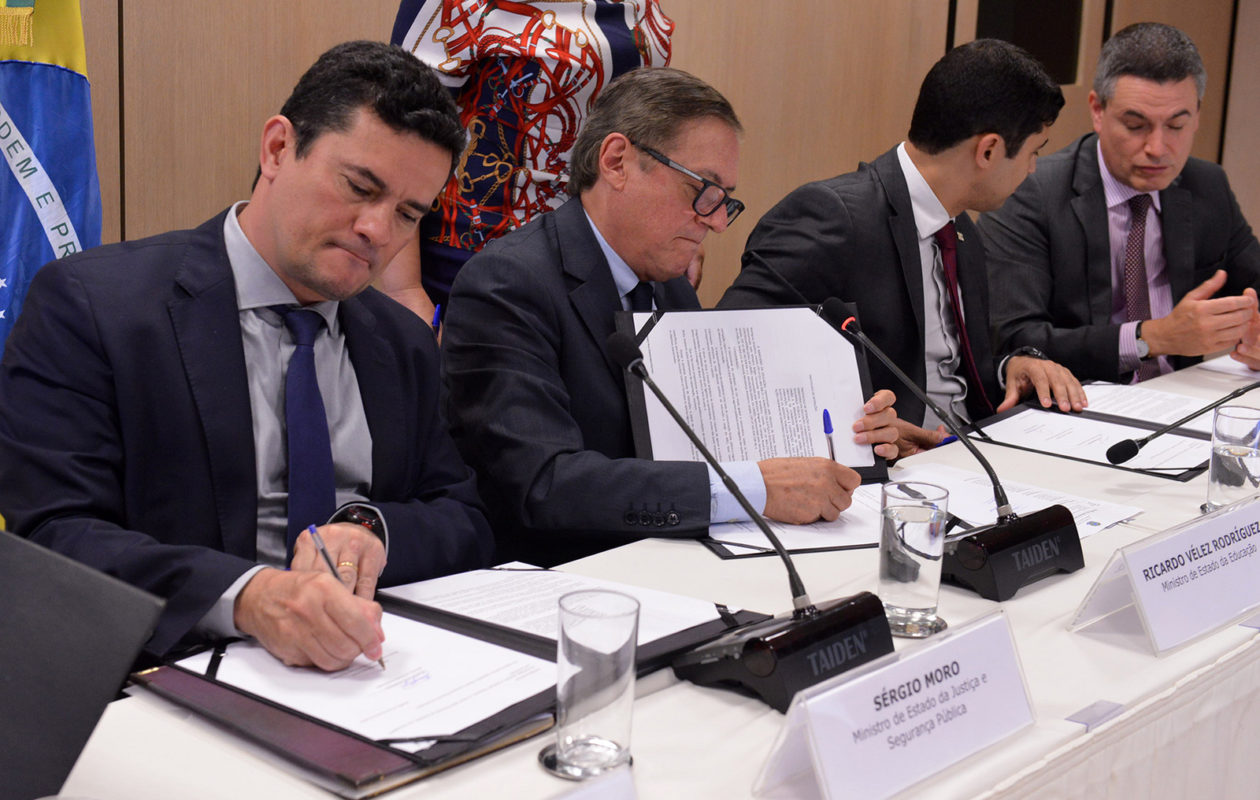 Sérgio Moro e Ricardo Vélez assinam acordo para dar início à Lava Jato da Educação