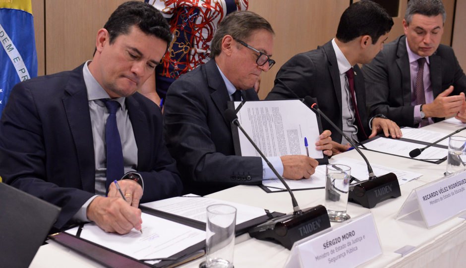 Sérgio Moro e Ricardo Vélez assinam acordo para dar início à Lava Jato da Educação
