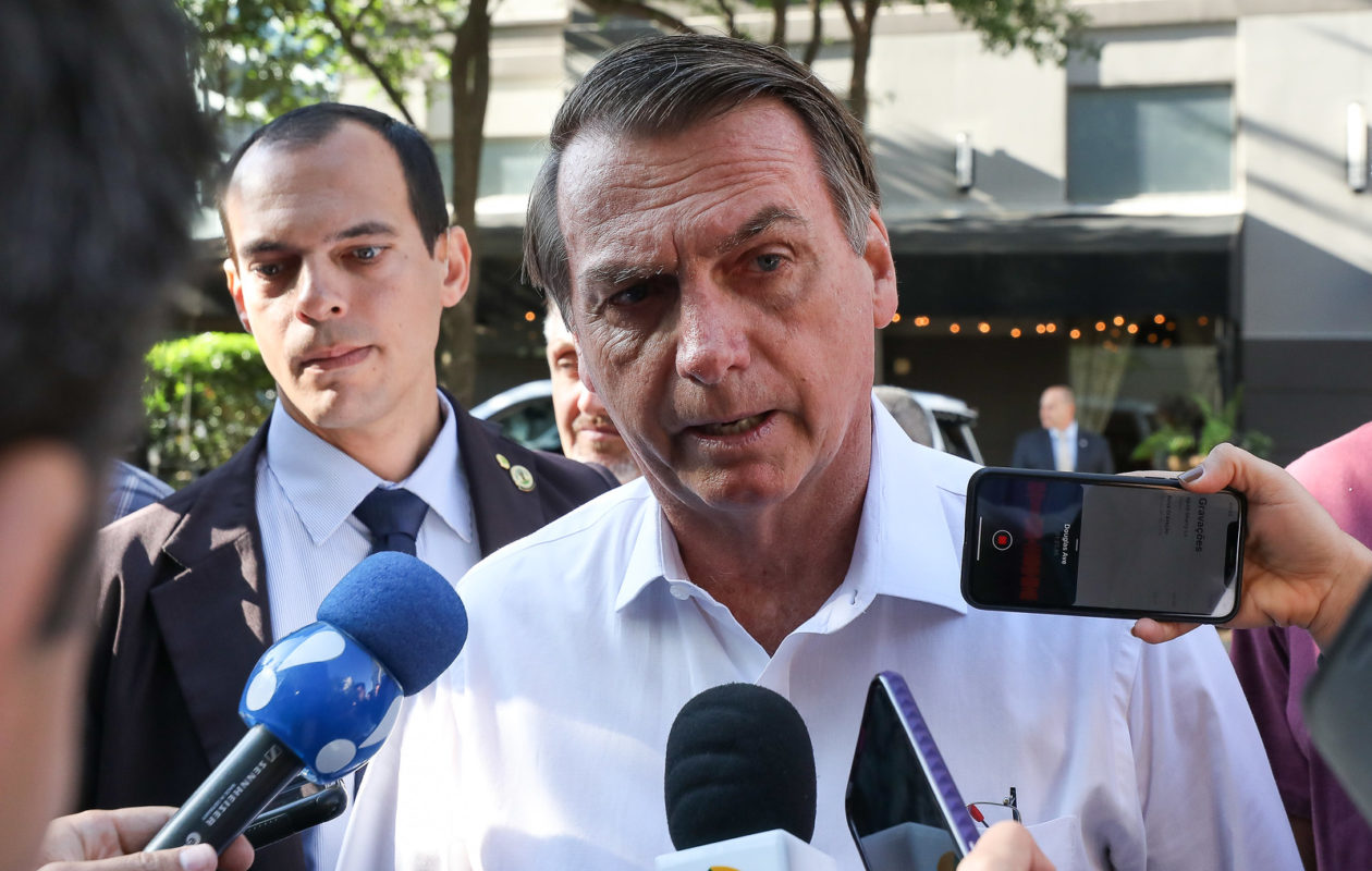 ‘Venham pra cima mim’, diz Bolsonaro sobre investigação contra Flávio