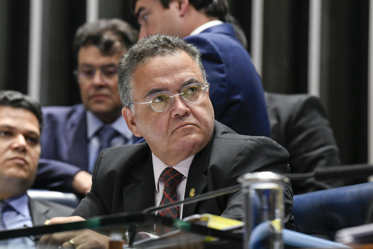 Plenário do Senado Federal durante sessão deliberativa ordinária para votar as medidas provisórias 871/2019, que combate irregularidades em benefícios previdenciários e 872/2019, que estabelece gratificações para servidores da Advocacia-Geral da União (AGU). Ordem do dia.rrEm destaque, à mesa, senador Roberto Rocha (PSDB-MA).