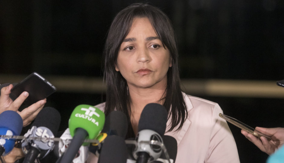 Eliziane Gama quer explicações de ministro sobre cortes no CNPq