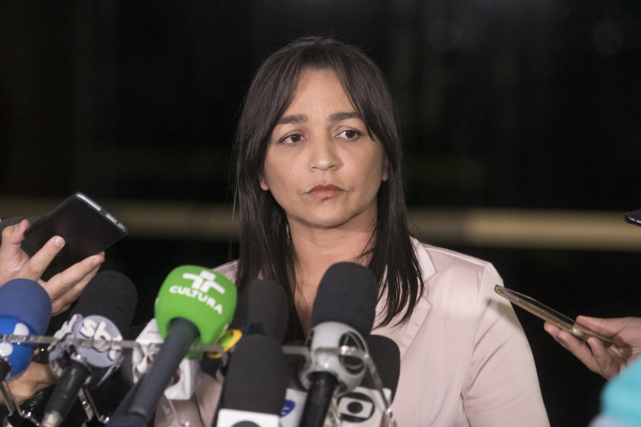 Eliziane Gama quer explicações de ministro sobre cortes no CNPq