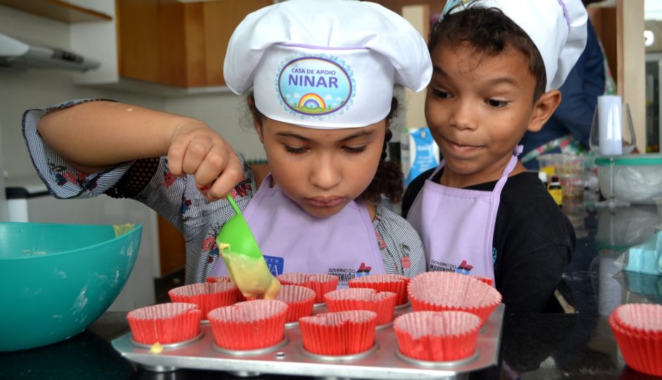 Crianças atendidas na Casa de Apoio Ninar participam de oficina culinária