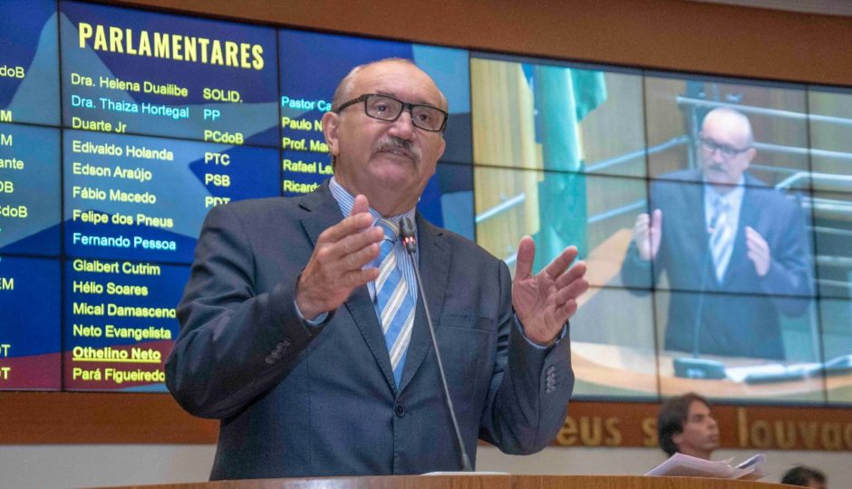 César Pires critica governo Dino e diz que Emserh enganou funcionários