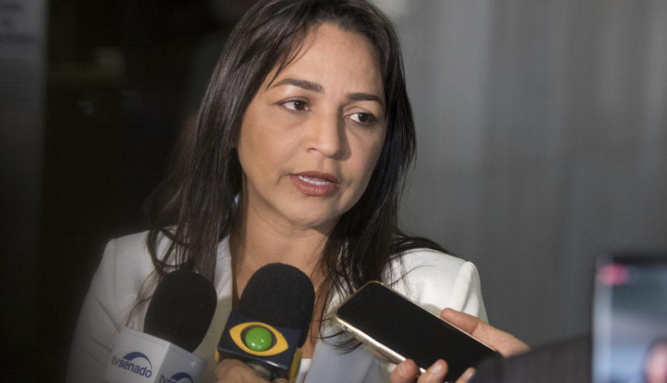 Eliziane quer pôr fim a uso indiscriminado de agrotóxicos no Brasil