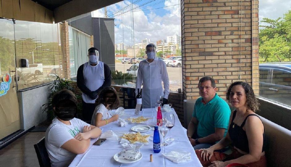 Em 1º dia de reabertura de restaurantes, Simplício Araújo aparece em foto sem máscara