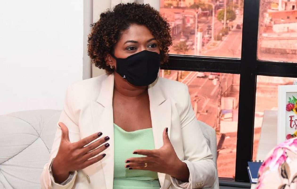 Mesmo exonerada da Semed, Esmênia Miranda segue atuando irregularmente no cargo
