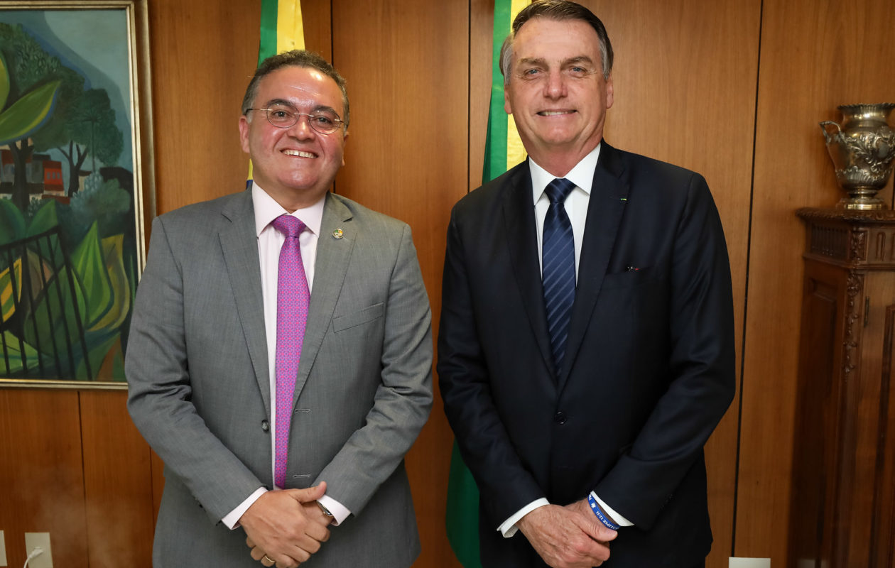 Roberto Rocha repete Jair Bolsonaro e desinforma sobre recursos da União para Manaus