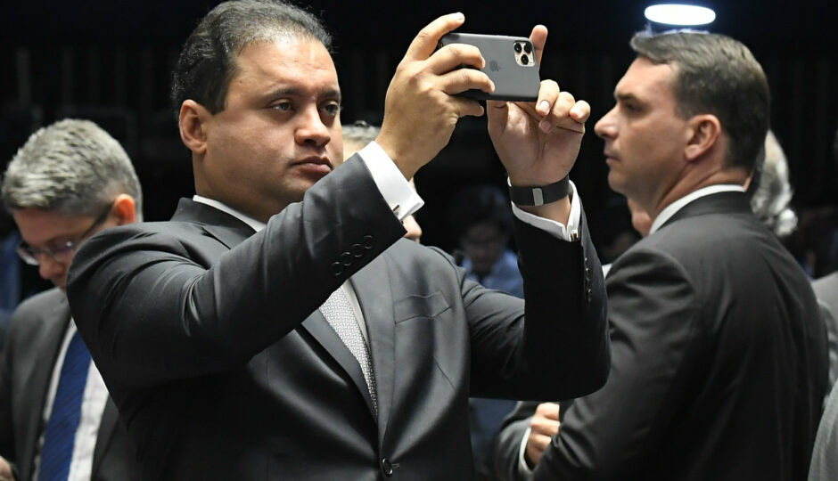Weverton faz gesto a Bolsonaro, protege aliados e retira apoio à CPI do MEC