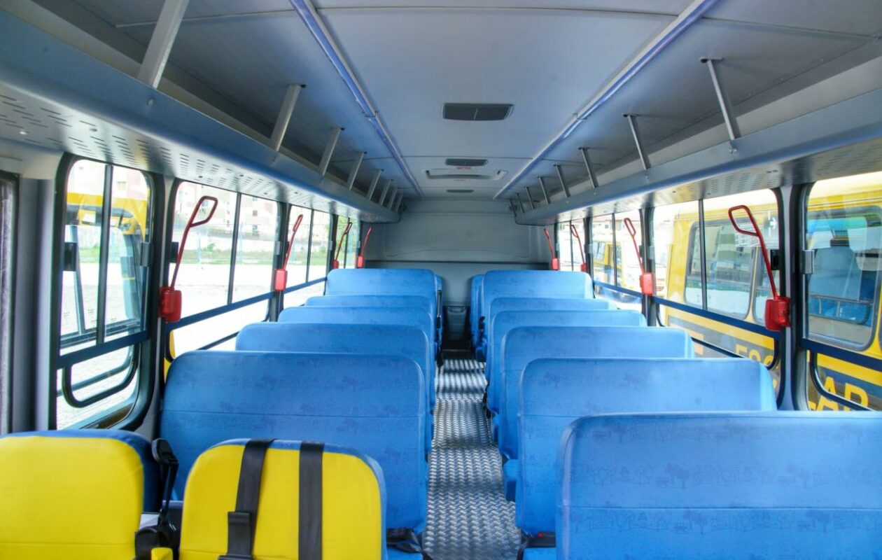 Oposição a Braide mistura fatos com distorções em pressão para entrega de ônibus escolares