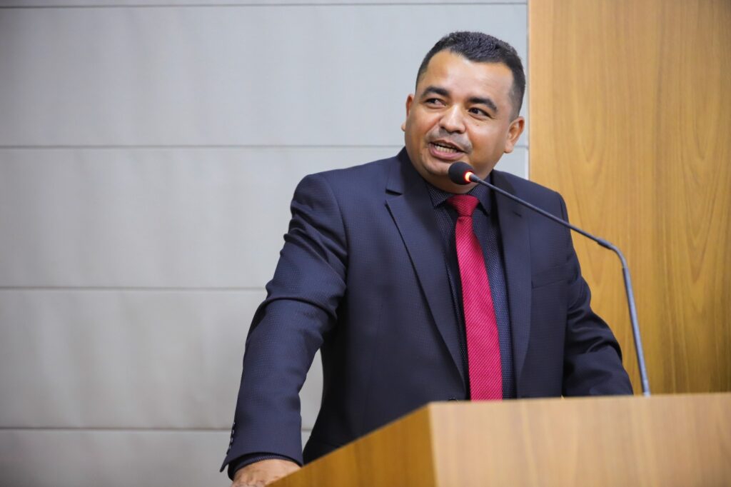 O vereador Edson Gaguinho, durante discurso na tribuna da Câmara Municipal de São Luís. Foto: Leonardo Mendonça
