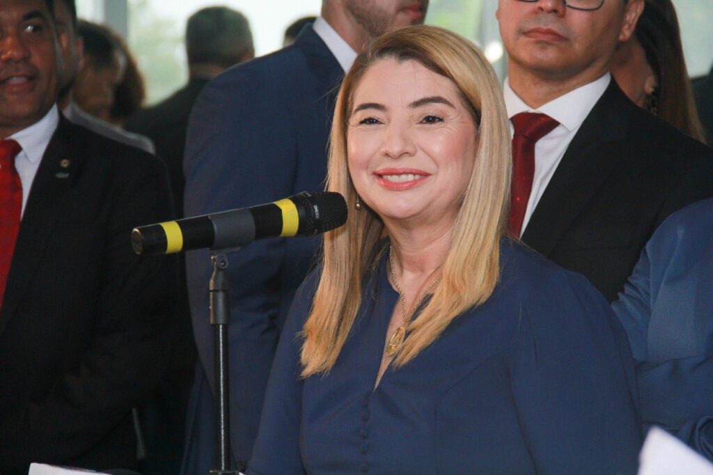 Deputada Iracema Vale em discurso, sorrindo ao microfone durante um evento político na Assembleia Legislativa do Maranhão.